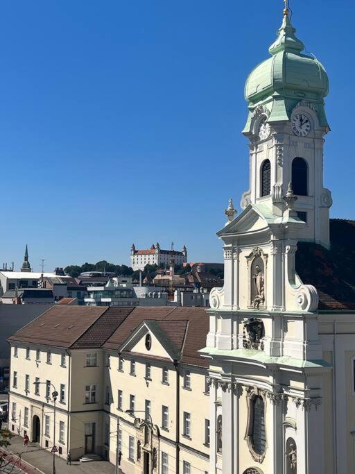 Amazing Castle View Apartment Bratislava Luaran gambar