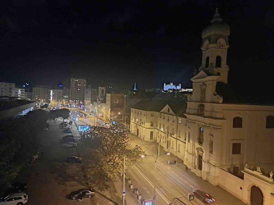 Amazing Castle View Apartment Bratislava Luaran gambar